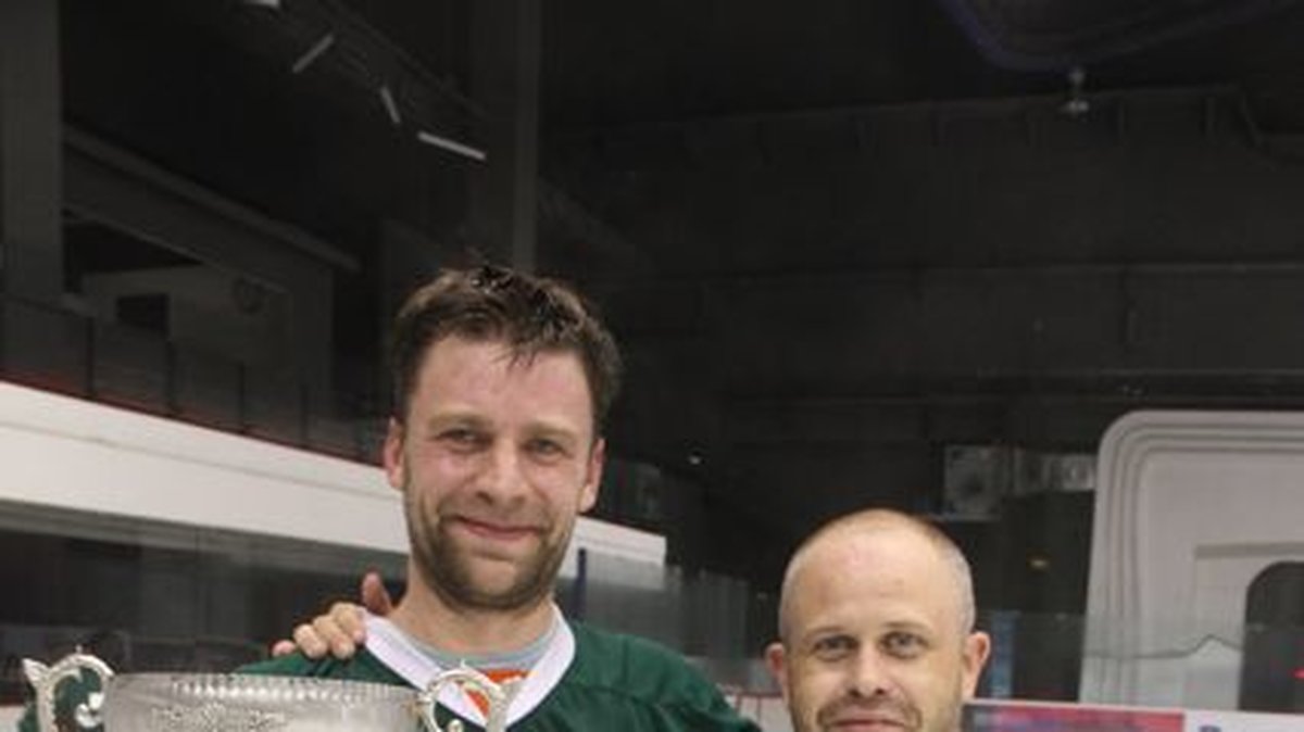 David Blomqvist, till höger, firar guldet i den thainländska hockeyligan tillsammans med sin svenska lagkamrat Martin Svensson.