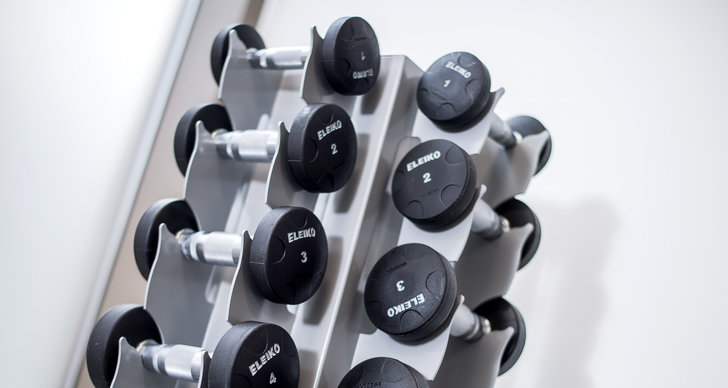 Flickor gym duschar