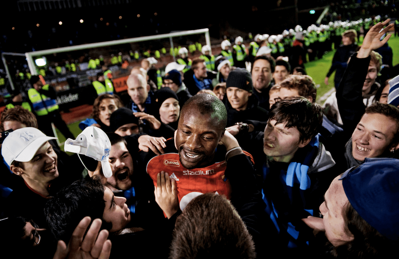 Pa Dembo Touray kramas om av lyckliga fans efter att Djurgården klarat sig kvar i Allsvenskan 2009. Pa Dembo Touray kramas om av lyckliga fans efter att Djurgården klarat sig kvar i Allsvenskan 2009.