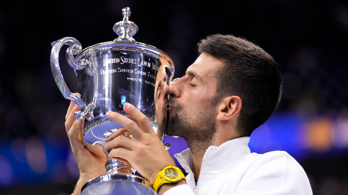 Novak Djokovic kysser US Open-pokalen efter segern mot ryssen Daniil Medvedev.