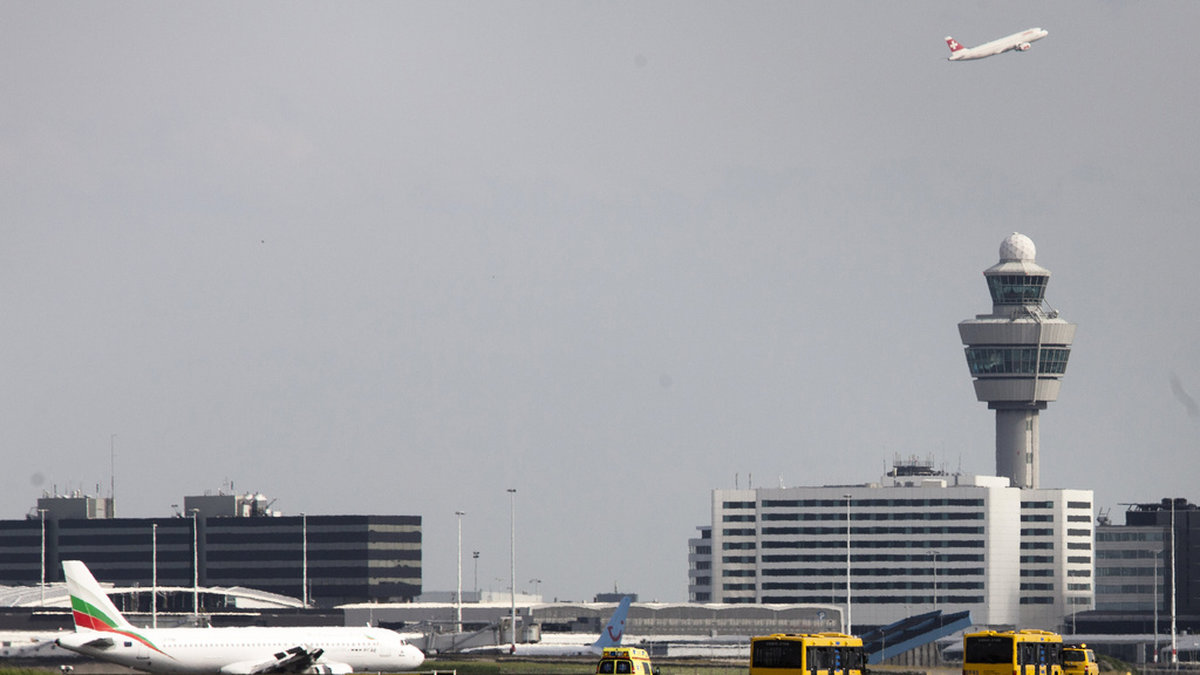 En man smög in i hjulhuset på ett flygplan i Sydafrika och följde med till Nederländerna. Arkivbild på Amsterdamflygplatsen Schiphol.