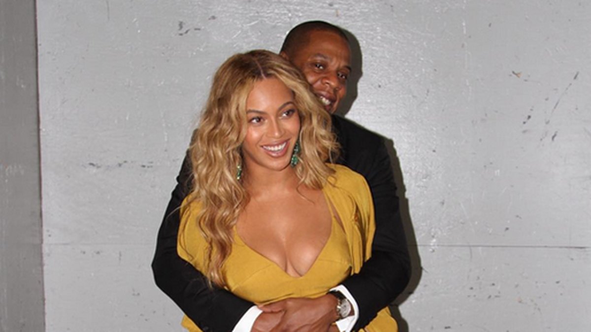 Beyoncé får en rejäl kram av maken Jay-Z.