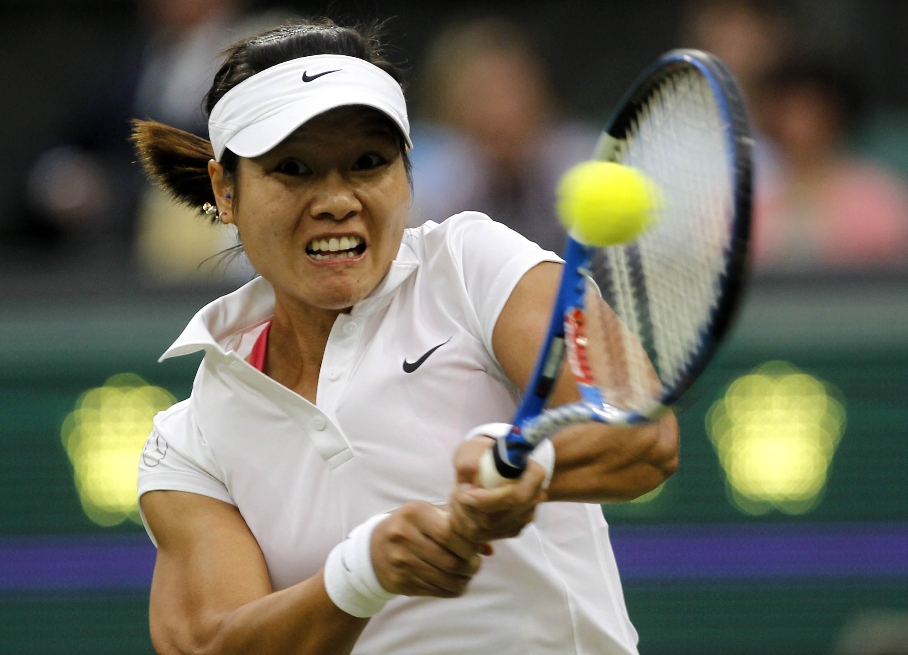 Li Na är även hon tennisproffs, vilket sju av tio på Forbes lista är. Hon tjänade 61 miljoner under 2010. Li Na är även hon tennisproffs, vilket sju av tio på Forbes lista är. Hon tjänade 61 miljoner under 2010.