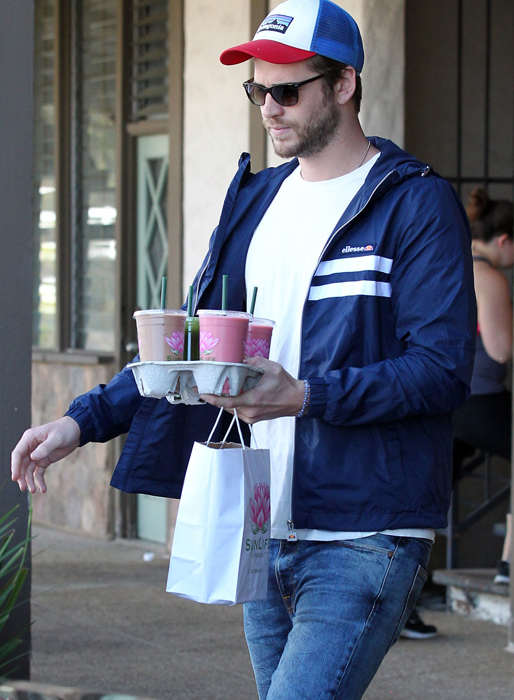 Miley Cyrus pojkvän Liam Hemsworth hämtar smoothies i Malibu. Miley Cyrus pojkvän Liam Hemsworth hämtar smoothies i Malibu.
