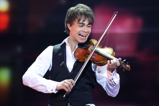 Alexander Rybak slog sönder sin fiol under genrepet av Lotta på Liseberg i går. 