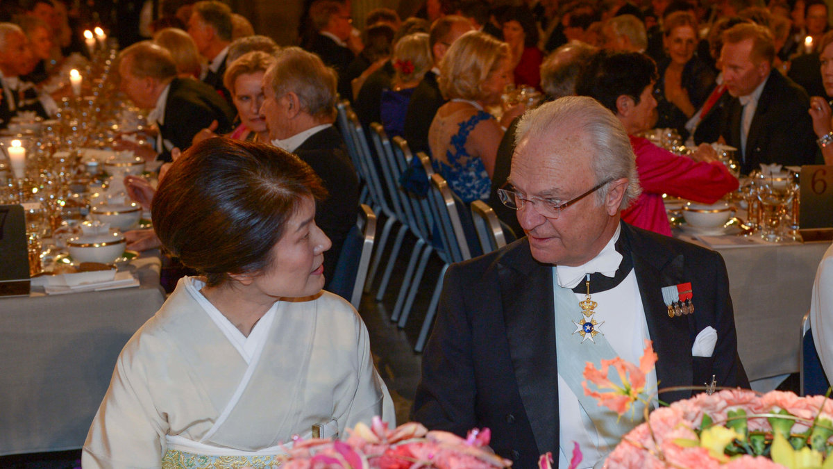 Kung Carl Philip och Michiko Kajita. Kungen: "Hoppas hon glömt vad jag gjorde förra Nobelfesten och att vi kan vända blad."