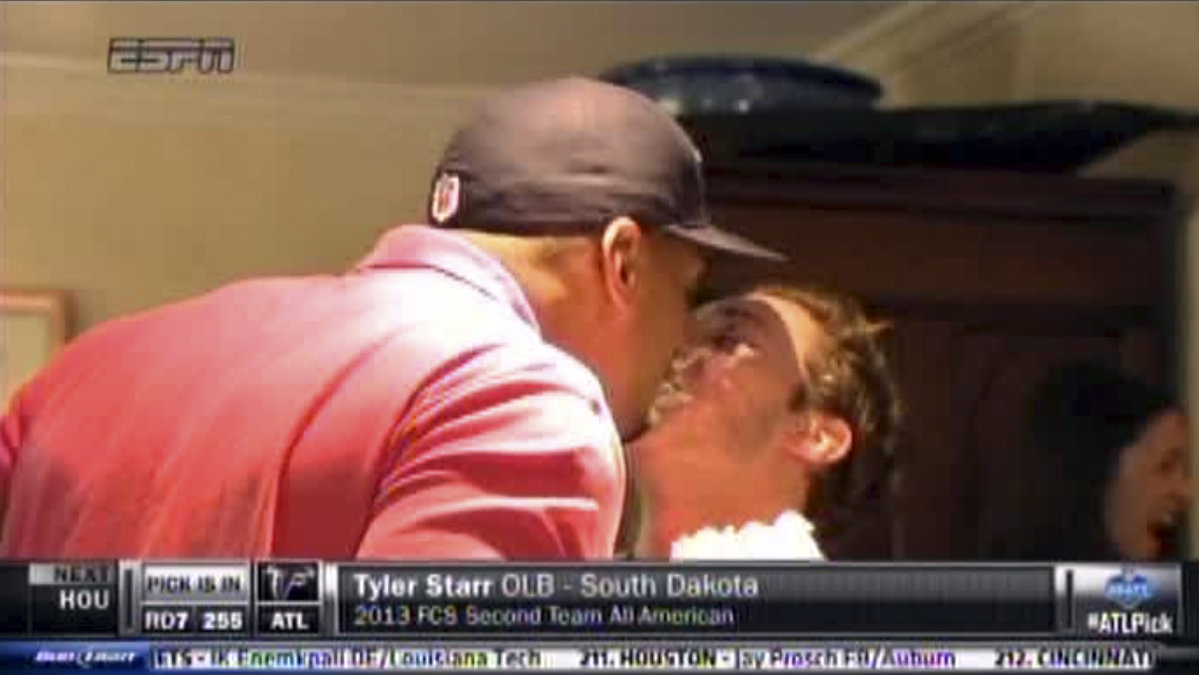 Tidigare NFL-spelaren Derrick Ward reagerade negativt på kyssen.