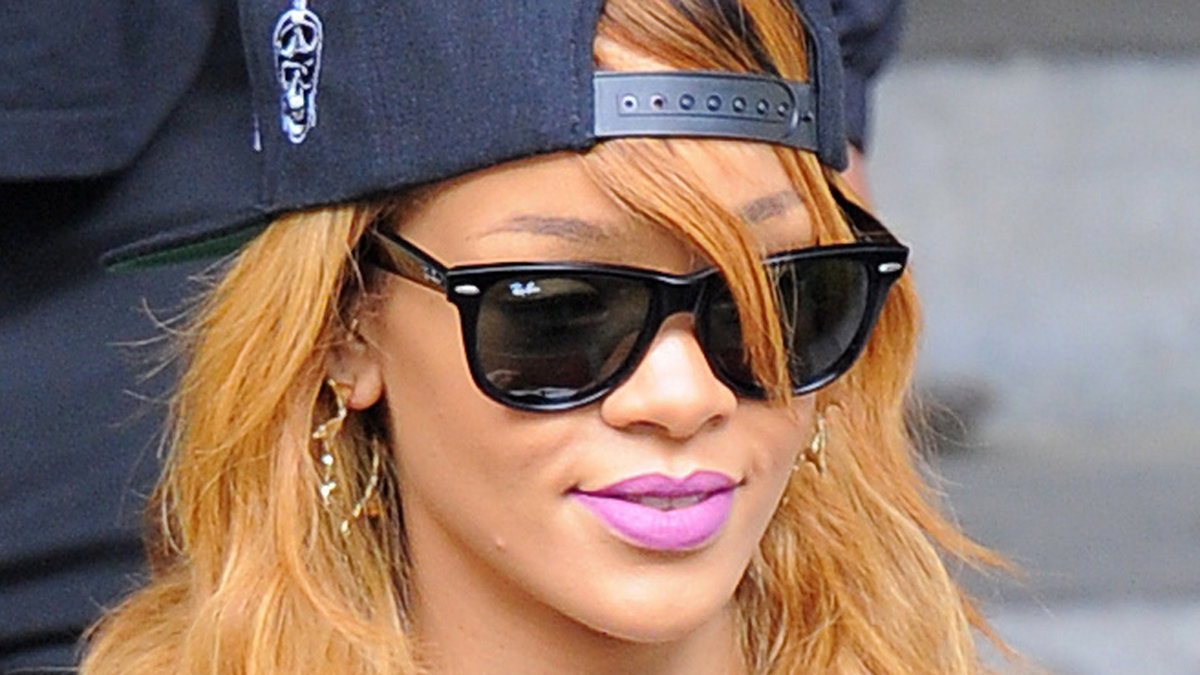 För Daily Mail berättar Rihannas makeupartist Mylah Morales budgethemligheten bakom Rihannas perfekta hy. Rihanna använder BB-krämen Skin Perfection Gel från märket Per-fekt'. 
