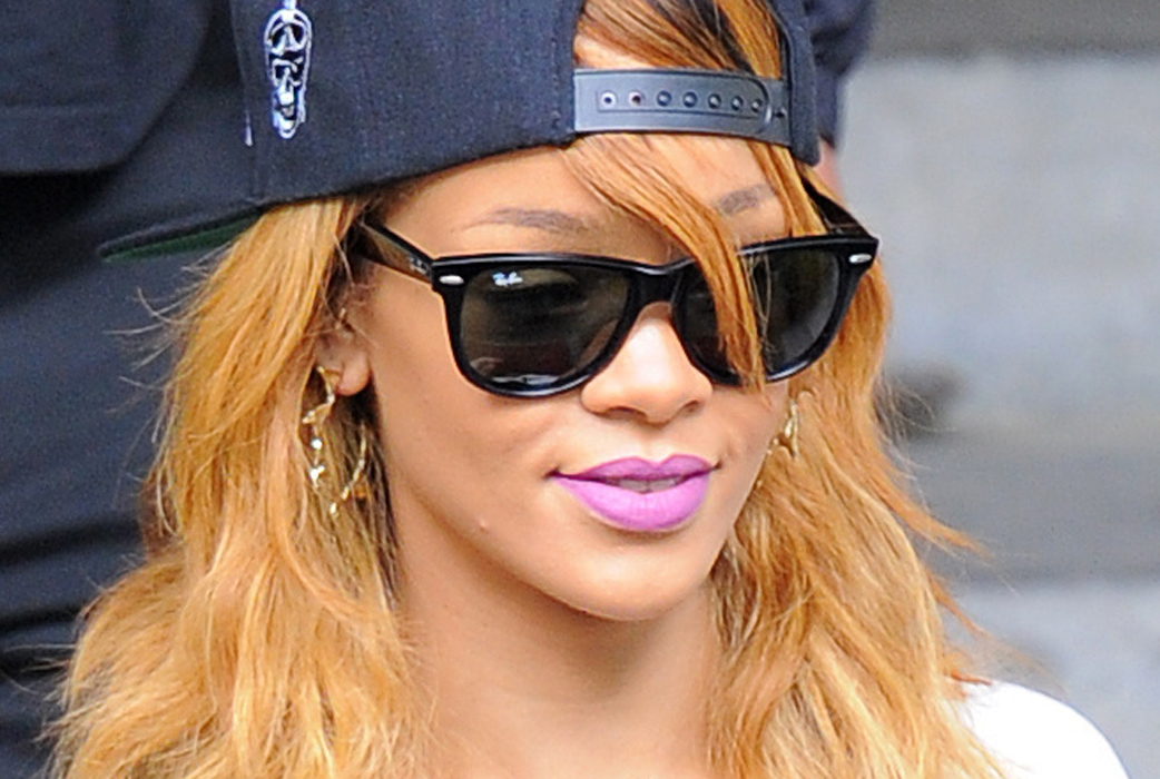 För Daily Mail berättar Rihannas makeupartist Mylah Morales budgethemligheten bakom Rihannas perfekta hy. Rihanna använder BB-krämen Skin Perfection Gel från märket Per-fekt'.
För Daily Mail berättar Rihannas makeupartist Mylah Morales budgethemligheten bakom Rihannas perfekta hy. Rihanna använder BB-krämen Skin Perfection Gel från märket Per-fekt'.