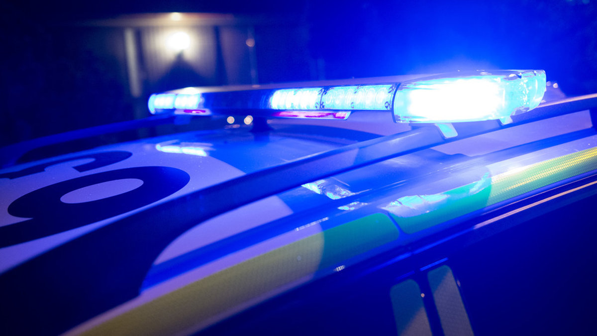 En knivbeväpnad person har skottskadats av polisen i småländska Lenhovda, nordost om Växjö, rapporterar lokala medier.