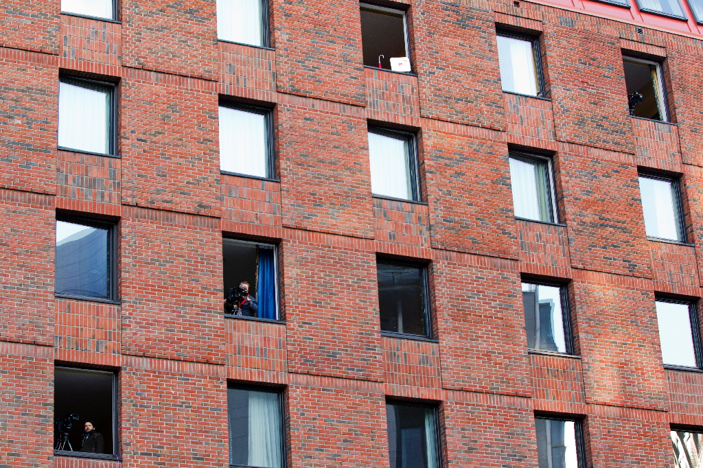Media bevakar tingsrätten i Oslo från fönstren till Thon Hotel under måndagen.