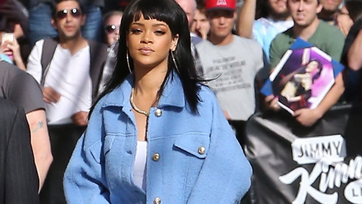 Rihanna är vårchic när hon anländer till Jimmy Kimmels show i Hollywood.