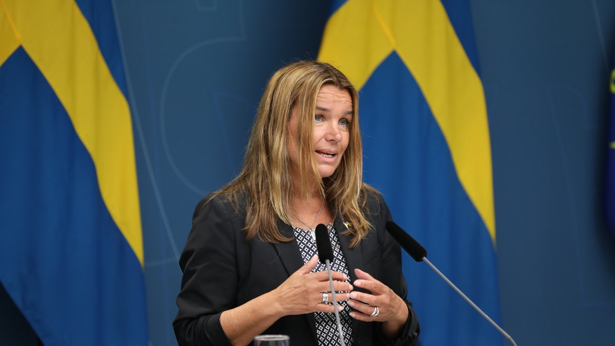 Landsbygdsminister Anna-Caren Sätherberg (S) presenterar vid en pressträff förslag på åtgärder för att upptäcka och motverka fusk i livsmedelskedjan.