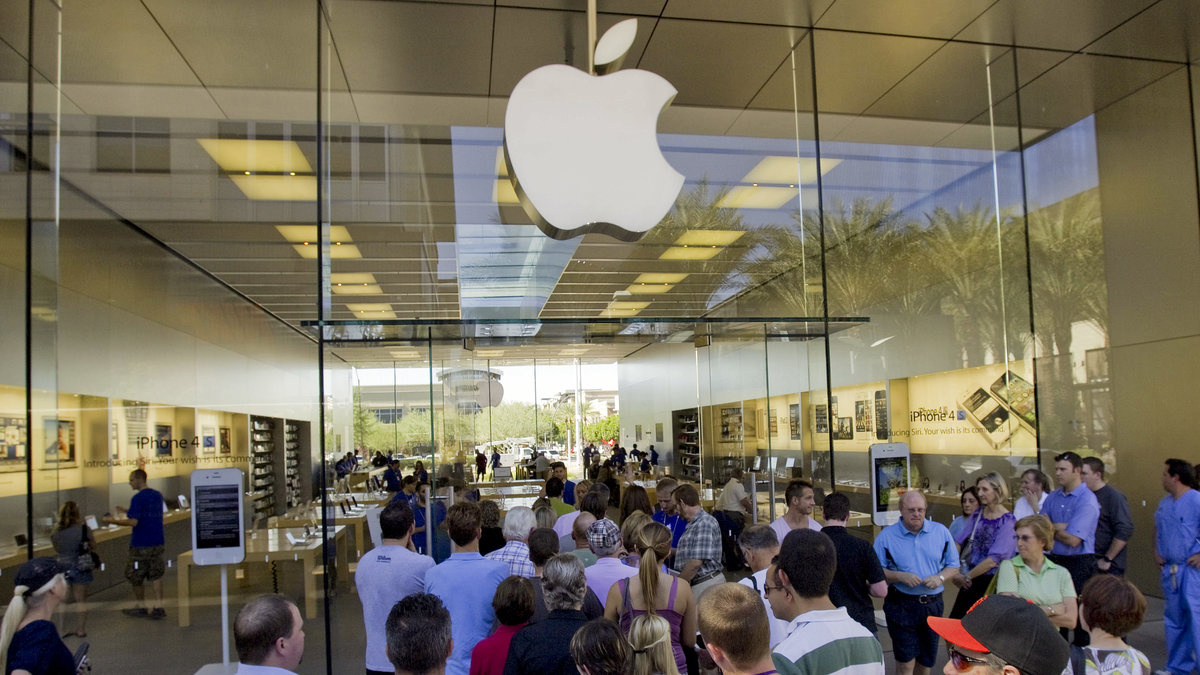 Köerna utanför Apples butiker i USA ringlade långa.
