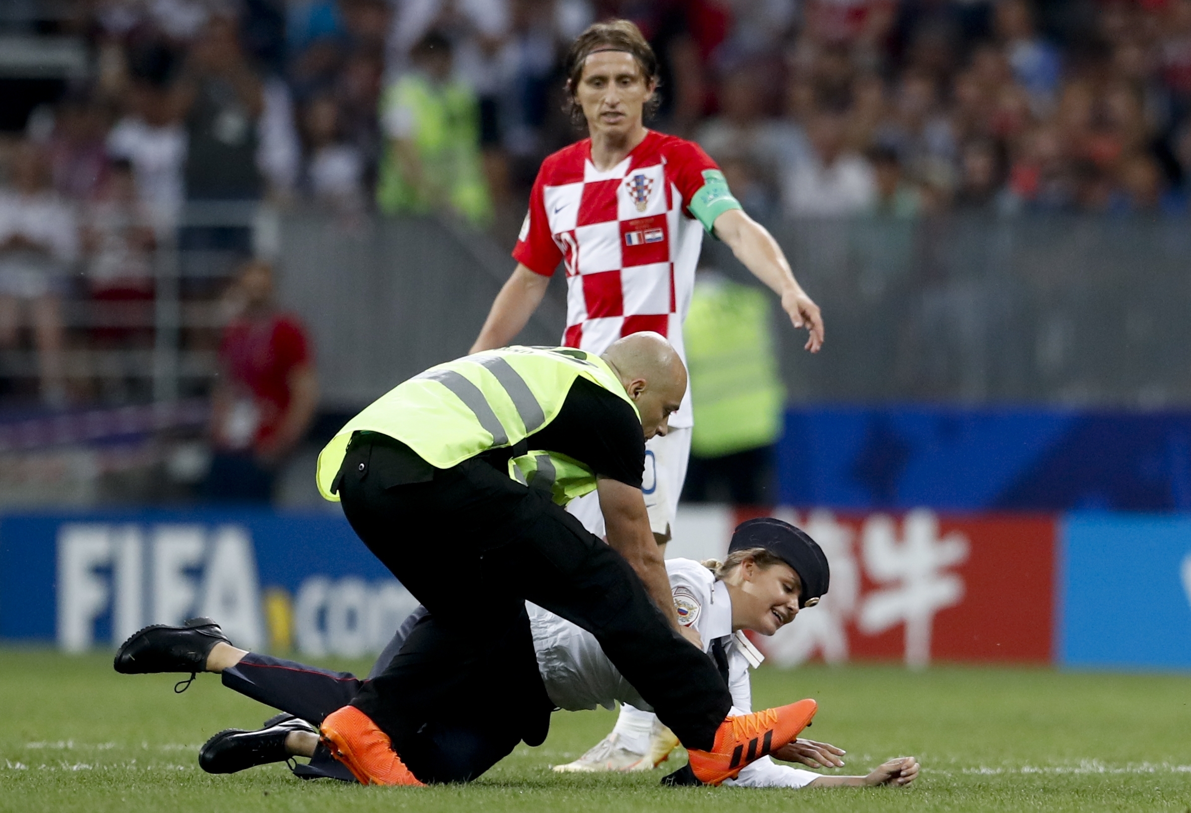 Finalen av fotbolls-VM – Pussy Riot stormade planen Finalen av fotbolls-VM – Pussy Riot stormade planen