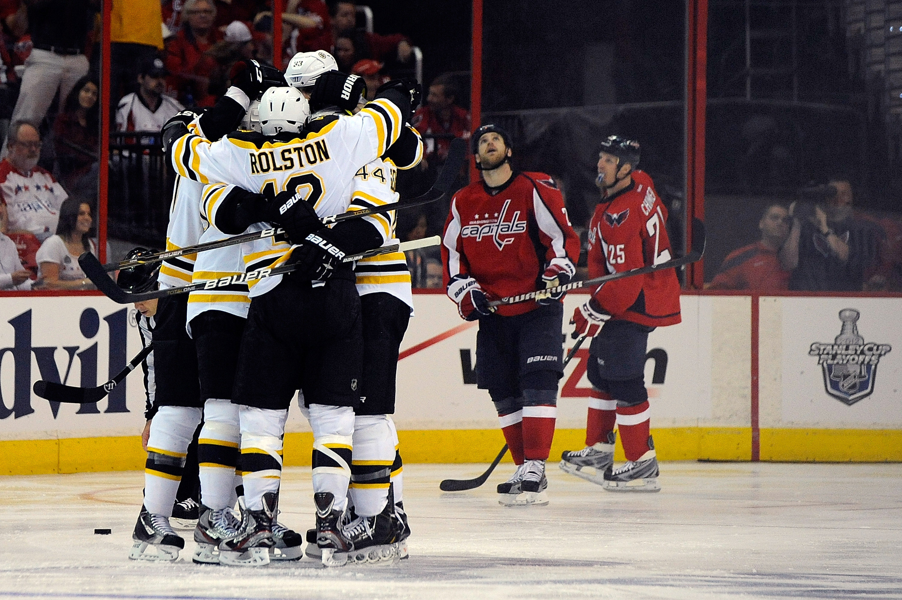 Däremot fick Nicklas Bäckström och Marcus Johansson se sitt Capitals förlora mot ett hetare Boston Bruins. Däremot fick Nicklas Bäckström och Marcus Johansson se sitt Capitals förlora mot ett hetare Boston Bruins.