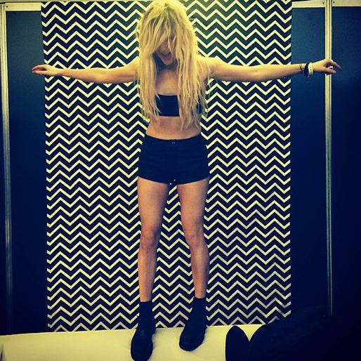 Ellie Goulding tackar för workouten på Lollapalooza. Ellie Goulding tackar för workouten på Lollapalooza.