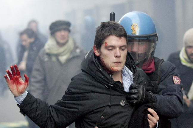 Men att Silvio återigen klarade sig var inte populärt. Kravaller utbröt runt om i Italien och flera skadades allvarligt. Men vad är det som väcker ont blod hos italienarna. Ja du, vad ska vi börja. Vad sägs om Sardinien? Men att Silvio återigen klarade sig var inte populärt. Kravaller utbröt runt om i Italien och flera skadades allvarligt. Men vad är det som väcker ont blod hos italienarna. Ja du, vad ska vi börja. Vad sägs om Sardinien?