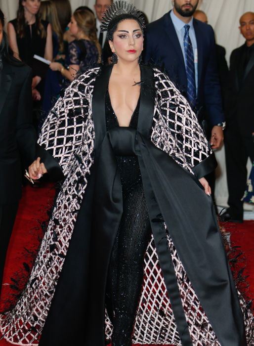 Lady Gaga var även hon på plats i något tältliknande. 