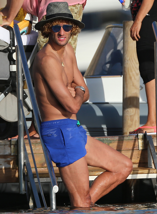 Manchester United-spelaren Marouane Fellaini tar ett dopp i Ibiza. Manchester United-spelaren Marouane Fellaini tar ett dopp i Ibiza.