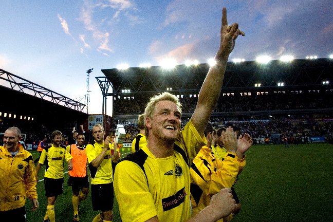 Mathias Svensson fostrades i Elfsborg men lämnade klubben när han skjutit upp dem i allsvenskan. Därför dröjde den allsvenska debuten till återkomsten 2005.