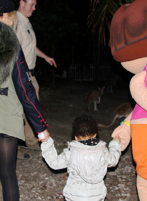 Sockersöt! Beyoncé får hjälp med Blue Ivy av en maskerad mystisk person... Sockersöt! Beyoncé får hjälp med Blue Ivy av en maskerad mystisk person...