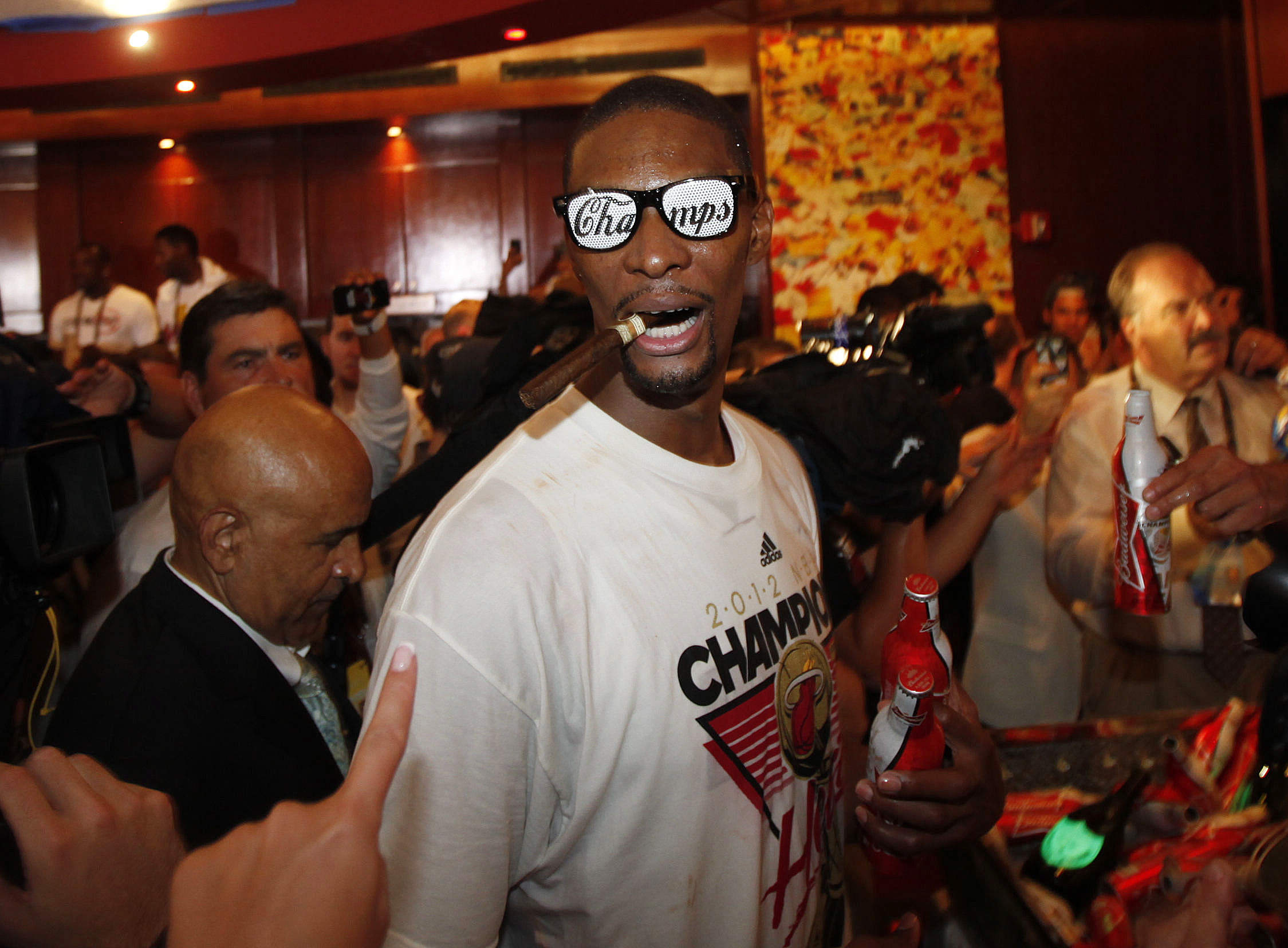 Heat-spelaren Chris Bosh på segerfesten. En rimlig gissning är att det festades vilt i natt. Heat-spelaren Chris Bosh på segerfesten. En rimlig gissning är att det festades vilt i natt.