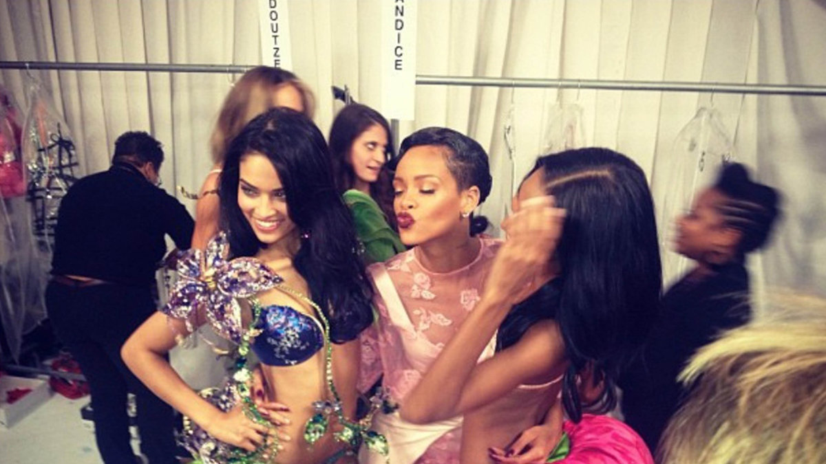 Mitt i smeten. Rihanna hänger backstage med Victorias Secret-modeller. 