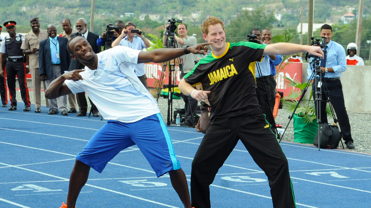 Nyheter24 har listat och rankat OS-idrottarna som är roligast på twitter. Till exempel: Usain Bolt som här showar tillsammans med prins Harry. 