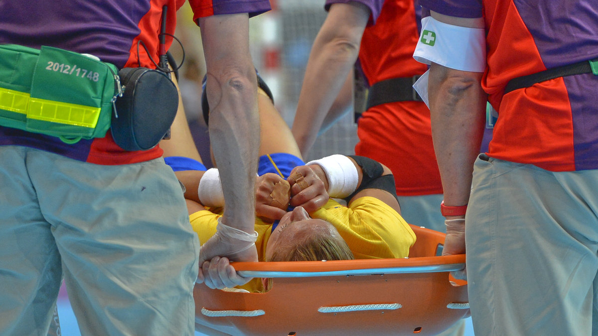 Therese Islas Helgersson fick bäras ut skadad.