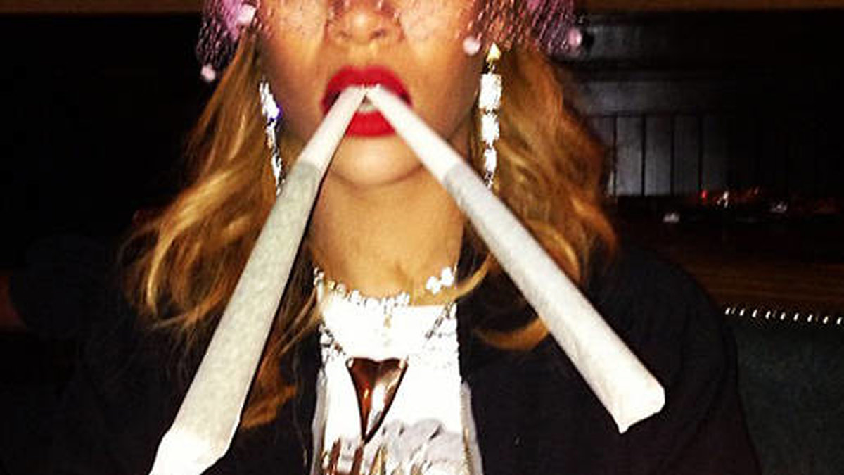 I Amsterdam, där det är lagligt med marijuana, så passade Rihanna på att tända två relativt stora jointar. 