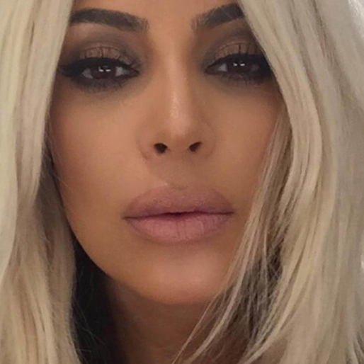 Kim Kardashian tar en selfie och är stolt över sin lipliner. Men många undrar om hon inte förstorat sina läppar som lillasyster Kylie Jenner. Kim Kardashian tar en selfie och är stolt över sin lipliner. Men många undrar om hon inte förstorat sina läppar som lillasyster Kylie Jenner.
