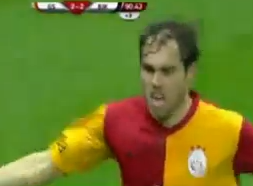 Johan Elmander blev stor matchhjälte när han nickade in 3-2 till Galatasaray i gigantmötet mot Besiktas.