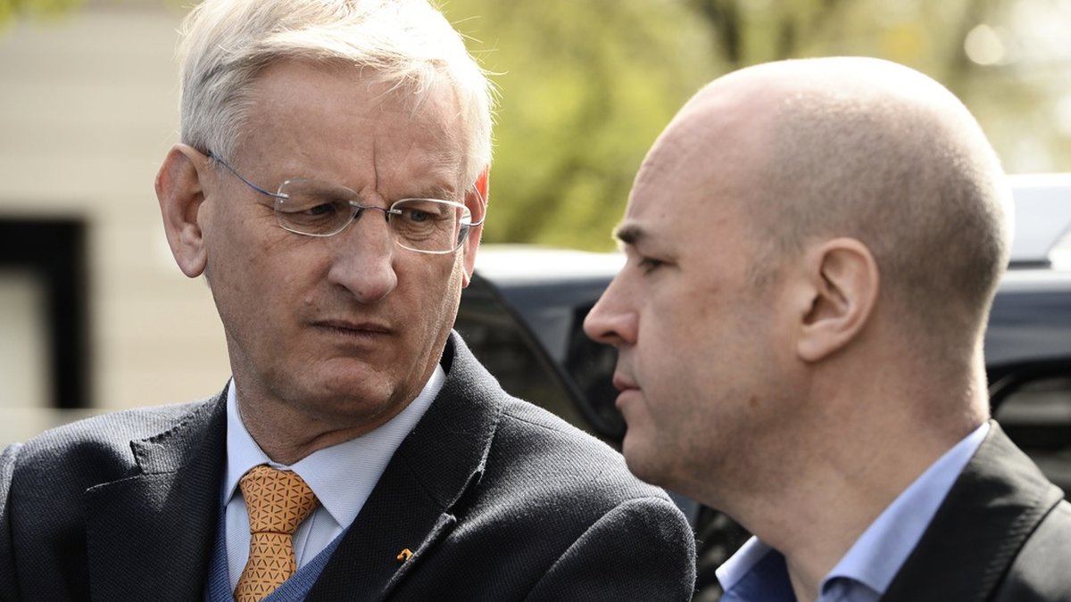 Dåvarande utrikesminister Carl Bildt (M) och statsministern Fredrik Reinfeldt (M) fick krishantera när publiceringen av Vilks rondellhund väckte protester. Arkivbild.