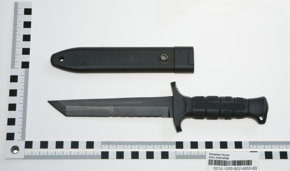 En kniv hittades också i husrannsakan.