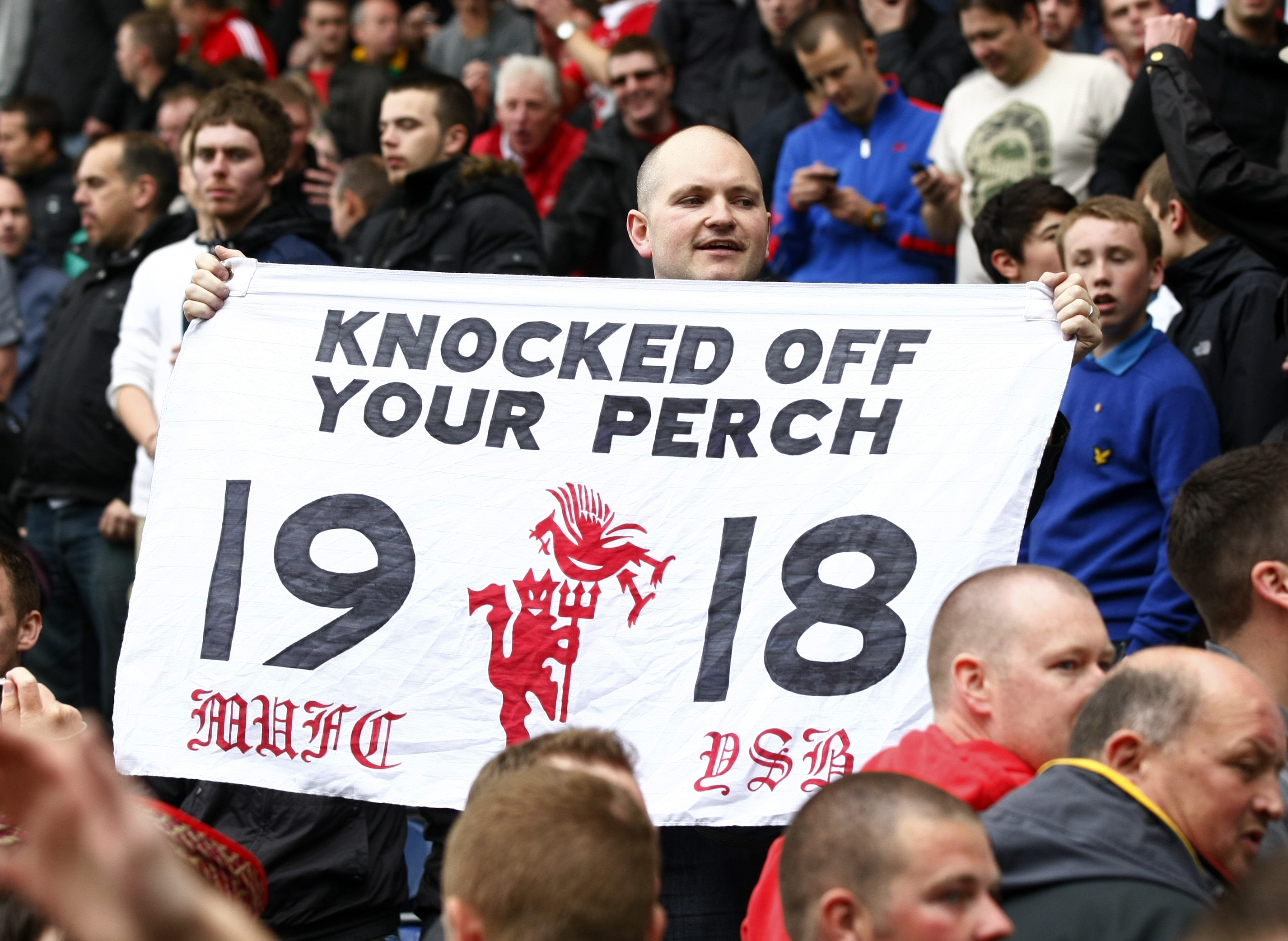 Bråket kommer efter flera hånfulla hälsningar till Liverpool från Man United-supportar, Rooney samt Sir Alex Ferguson.