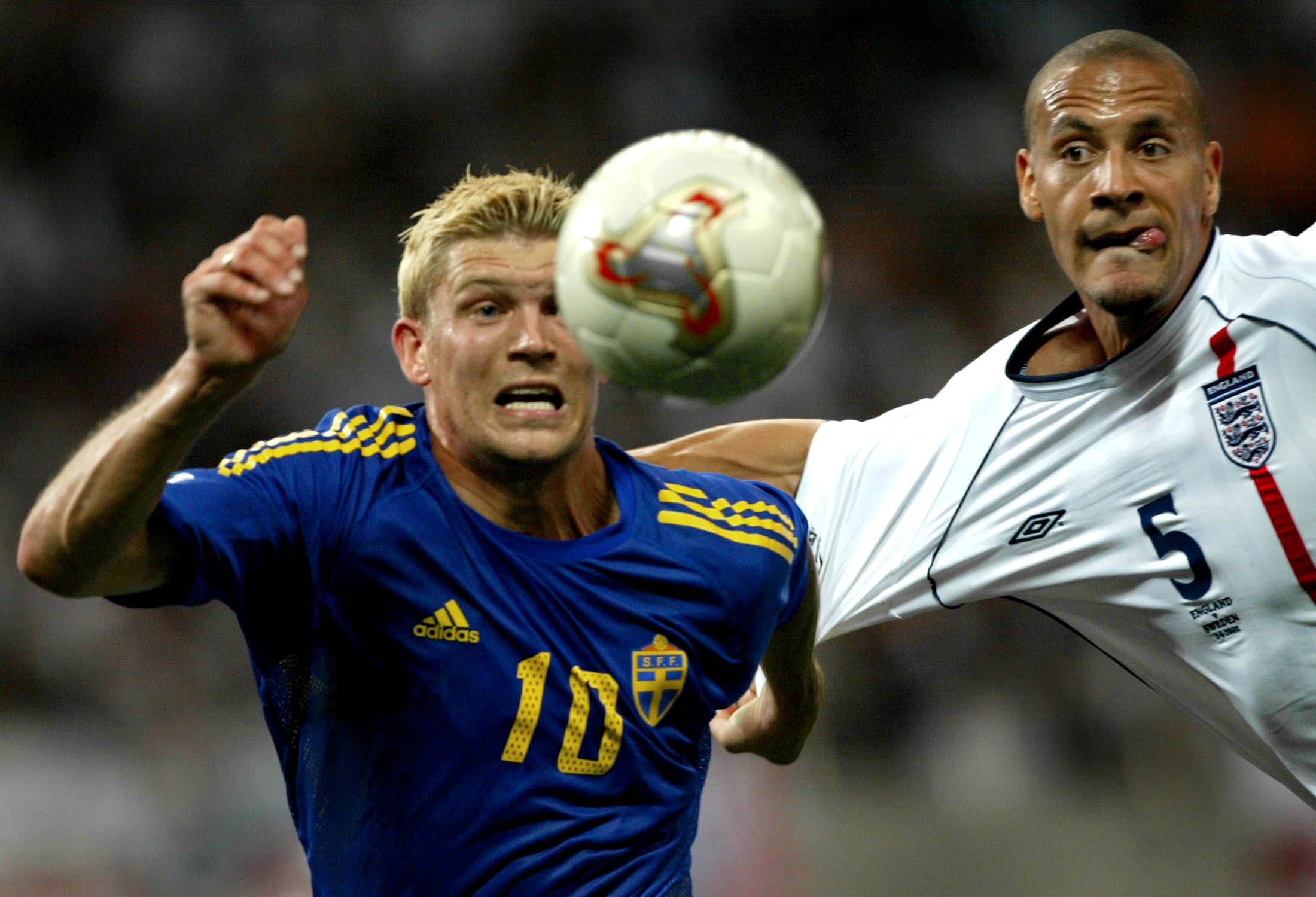 74 landskamper och 30 mål blev det till slut för Allbäck. Här i närkamp med Englands Rio Ferdinand i VM 2002.