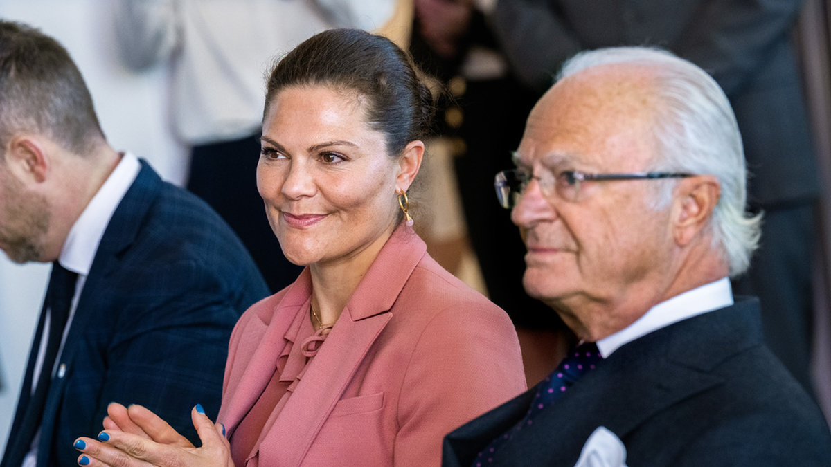 Kronprinsessan Victoria och kung Carl Gustaf är båda populära bland svenskarna.