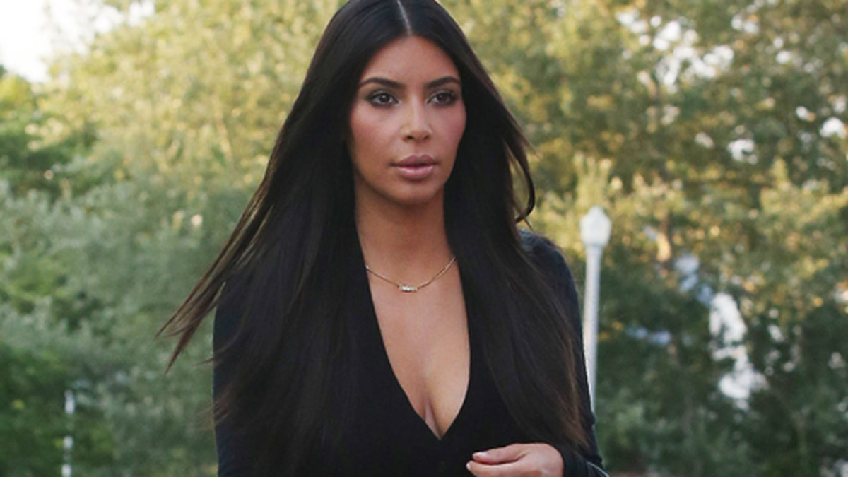 Kim Kardashian är uppklädd för en biodejt med sin familj. 