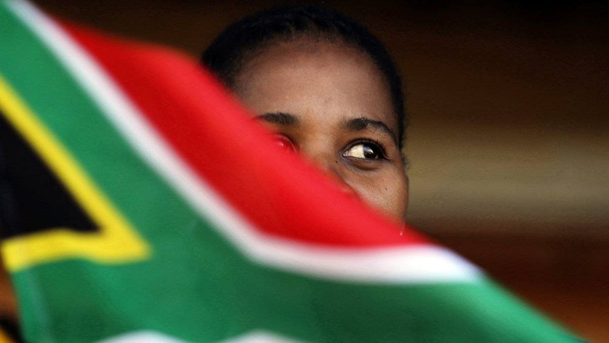 En kvinna håller Sydafrikas flagga i samband med att nationen firar Freedom Day, den 27 april. Arkivbild.