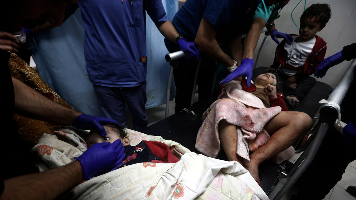 Barn skadade i en israelisk attack får vård på Nassersjukhuset i Khan Yunis i november. Sedan februari är sjukhuset ur funktion. Arkivbild.