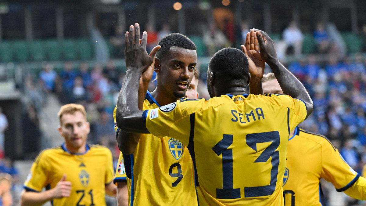 Sveriges Alexander Isak grattas av Ken Sema efter sitt 3–0-mål under lördagens EM-kvalmatch borta mot Estland. Efter den klara 5–0-seger väntar en ny viktig match för Sverige i kväll – hemma mot Österrike.