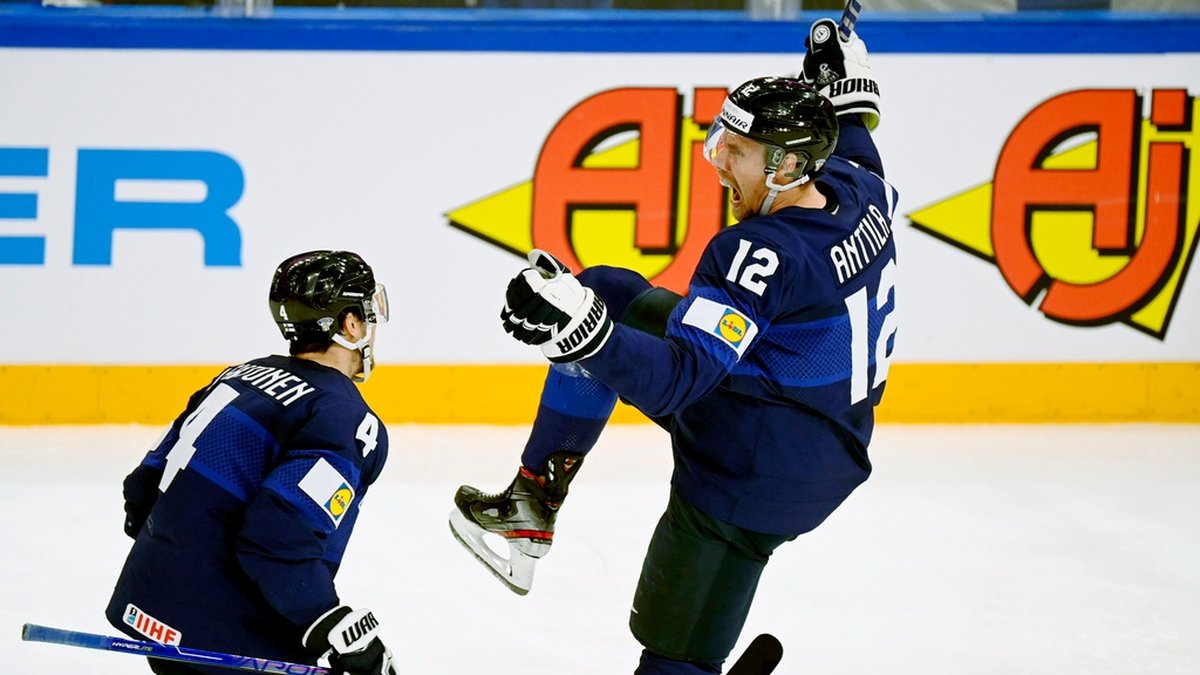 Marko Anttila jublar efter att ha gjort ett av sina två mål när Finland vände 0–2 till 4–2 i kvartsfinalen mot Slovakien i ishockey-VM.