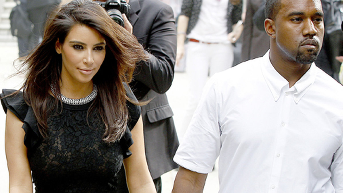 Så här såg det ut när Kanye och Kim osäkrade modeveckan i Paris. 