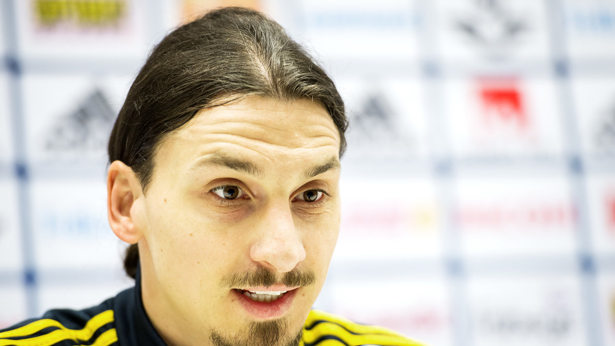 Zlatan ger svar på tal under landslagets presskonferens.