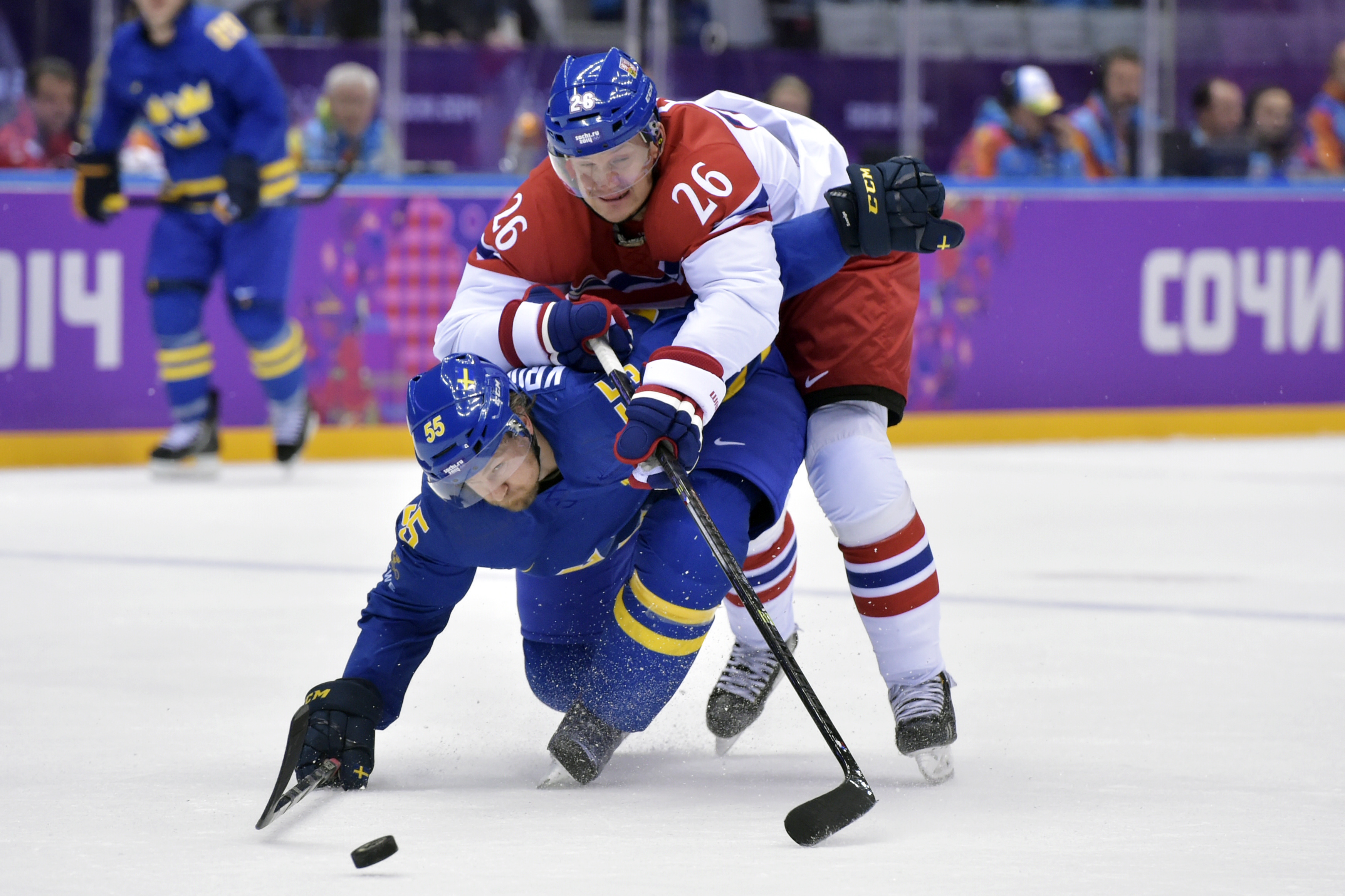 Sveriges Niklas Kronwall och Tjeckiens Patrik Elias i närkamp över pucken. Sveriges Niklas Kronwall och Tjeckiens Patrik Elias i närkamp över pucken.