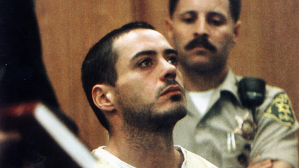 Här ser vi honom i rätten år 1996. Här står han åtalad för vapeninnehav och narkotikabrott.