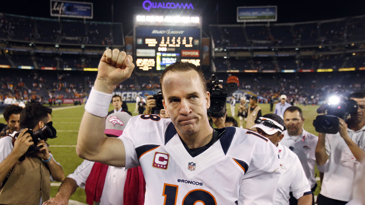Denver Broncos helylleamerikan till quarterback, Peyton Manning, röstar på Romney.