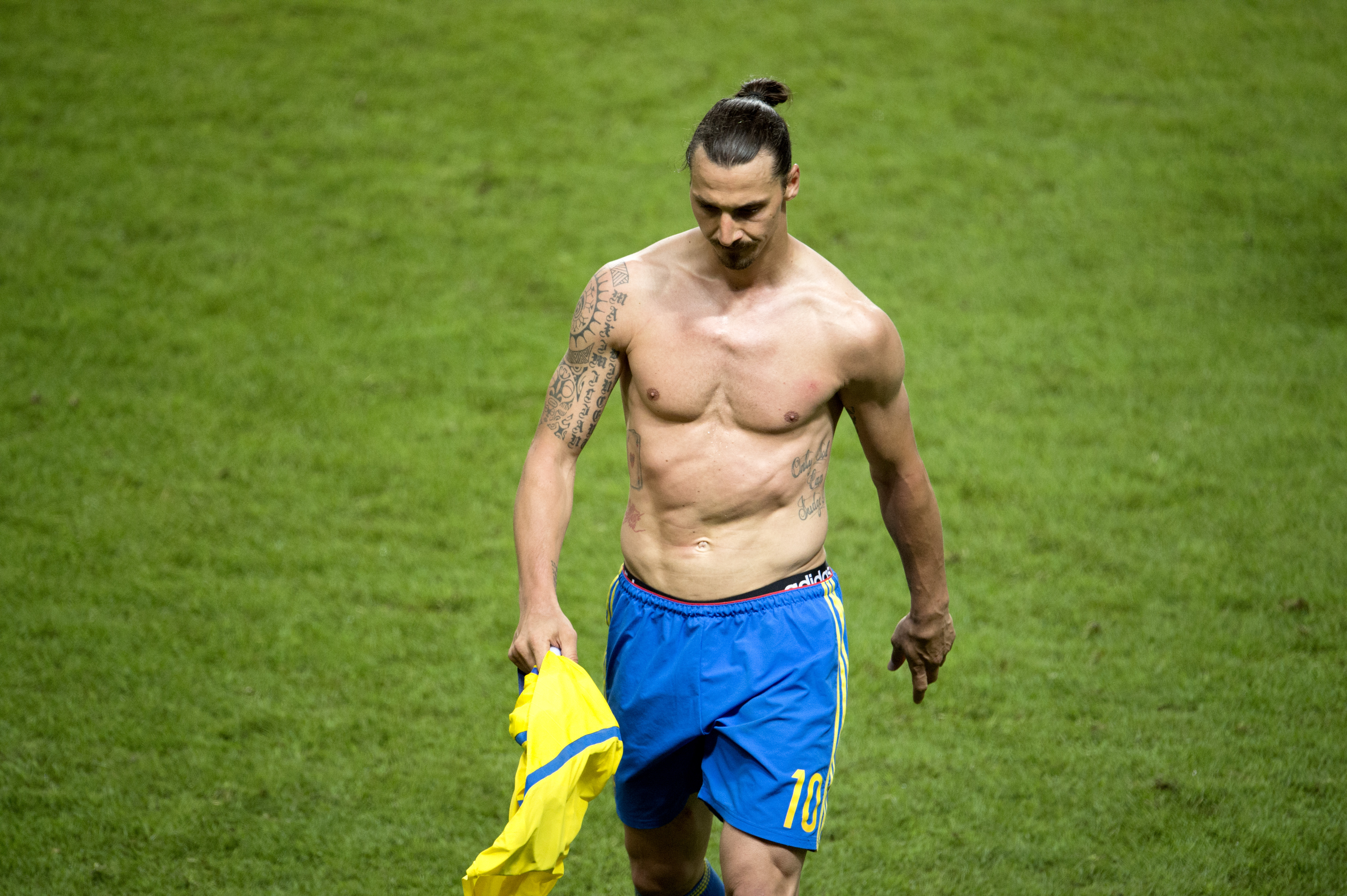 Ja vad är det för tatuering som vi syftar på här? Jo den på hans mage, den som inte syns eftersom den är gjord i vit färg med texten "Zlatan". Ja vad är det för tatuering som vi syftar på här? Jo den på hans mage, den som inte syns eftersom den är gjord i vit färg med texten "Zlatan".