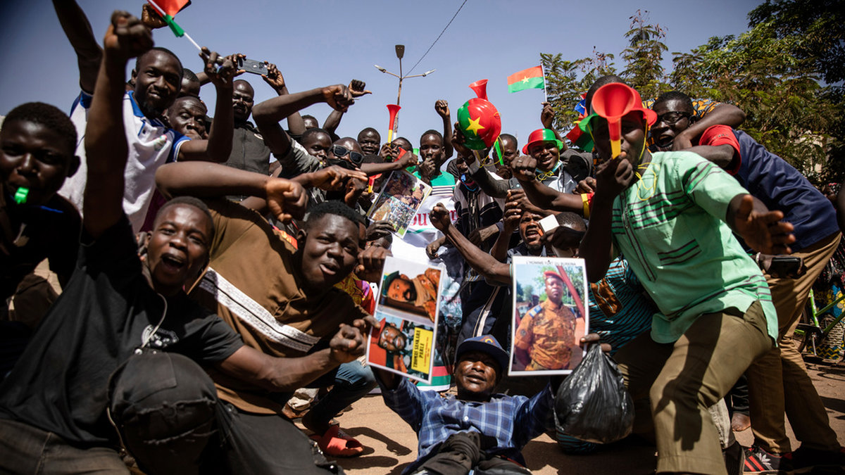 Män som sympatiserar med de militära kuppmakarna firar i Ouagadougou.